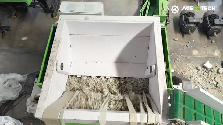 Plastic film shredder shredding chamber
