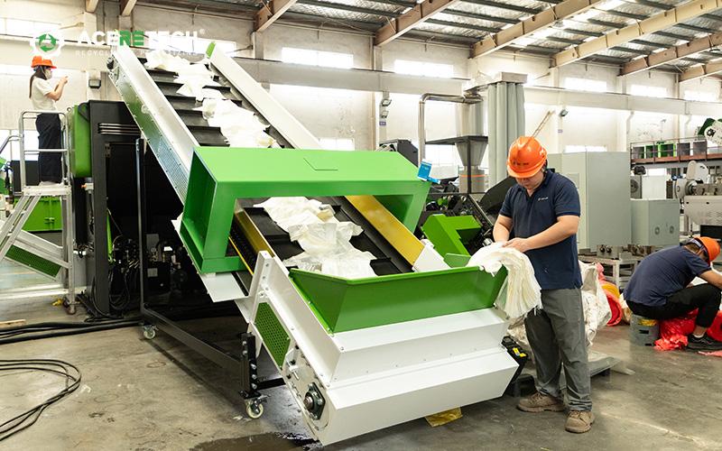 Shredder feed conveyor belt